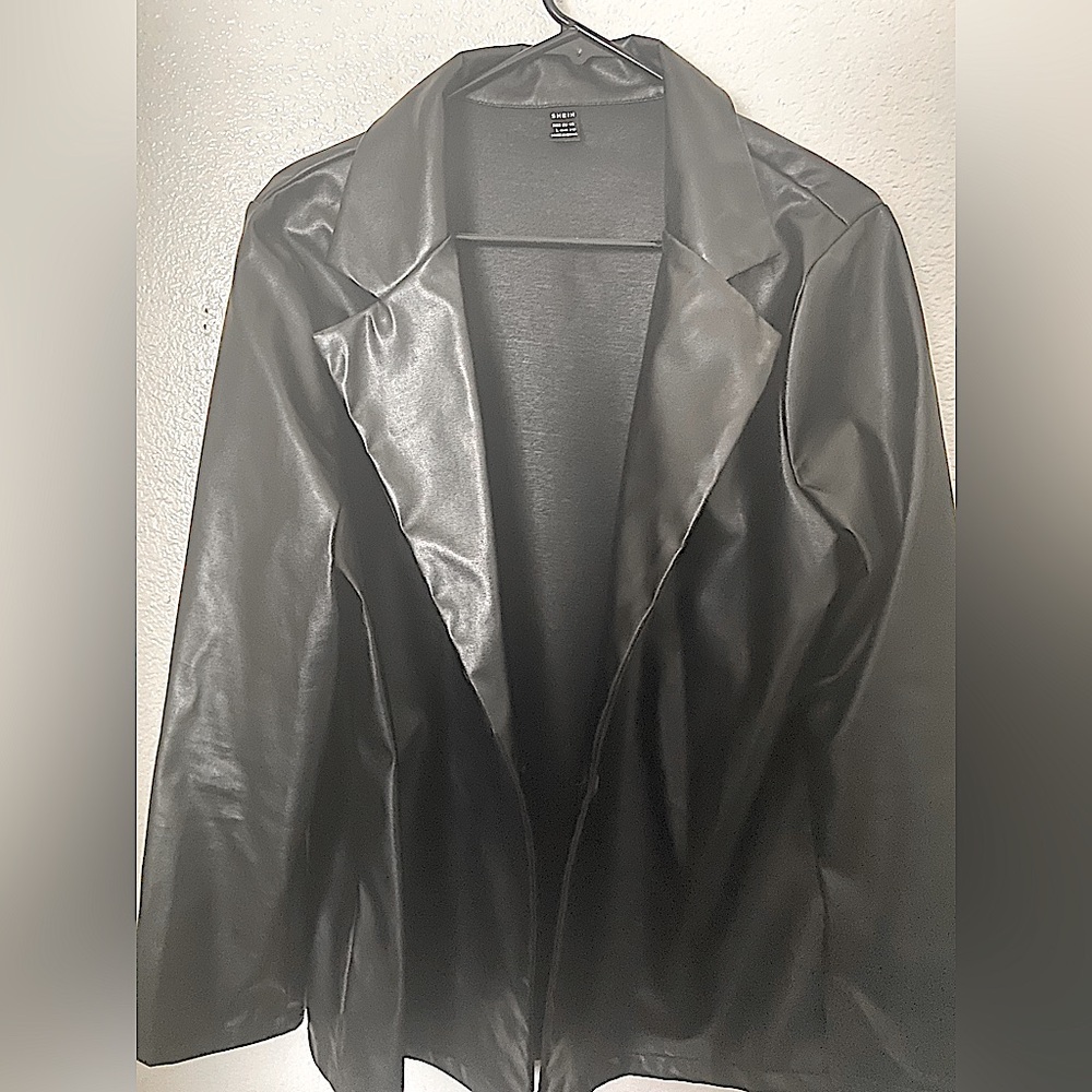 I’m selling this leather jacket, worn once and very clean. It has one button